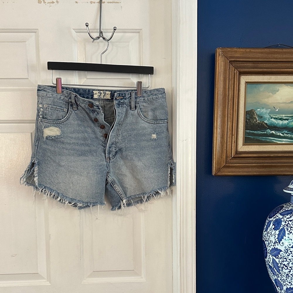 Women’s We The Free Light Blue Frayed Button Fly Denim Jean Shorts Size 27